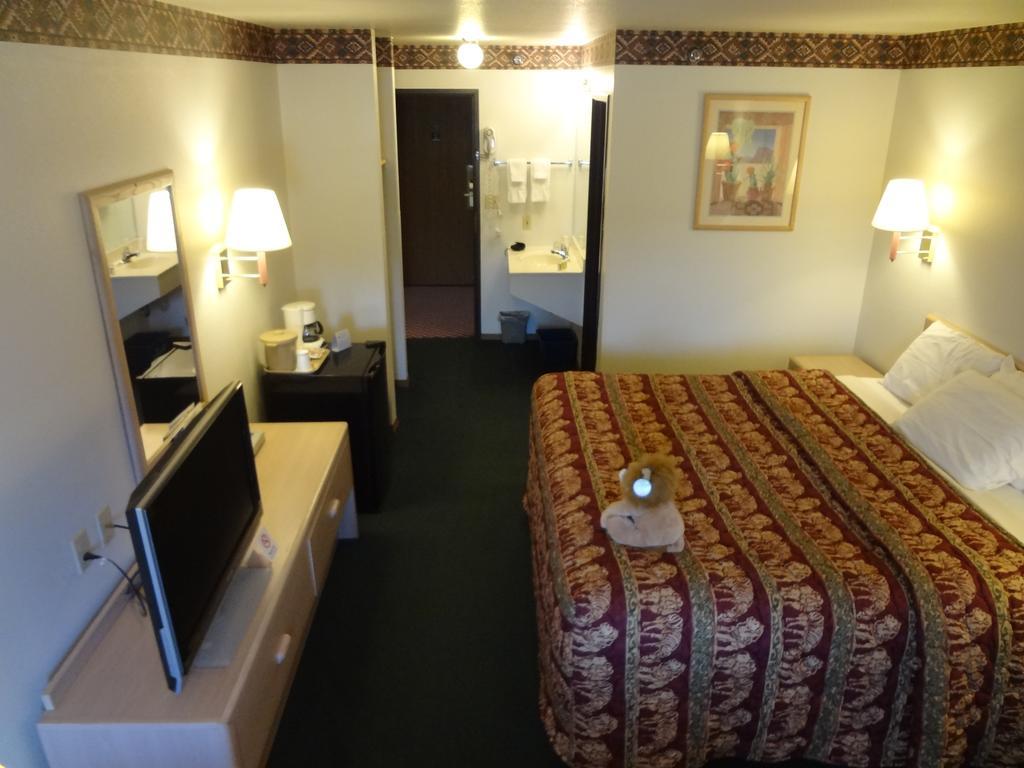 Kings Inn Cody Room photo